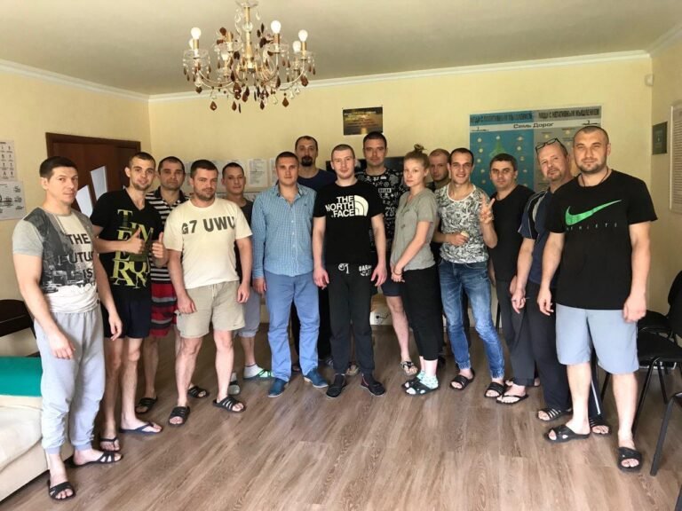 Юрій Гур з учасниками програми реабілітації — групове фото у залі центру