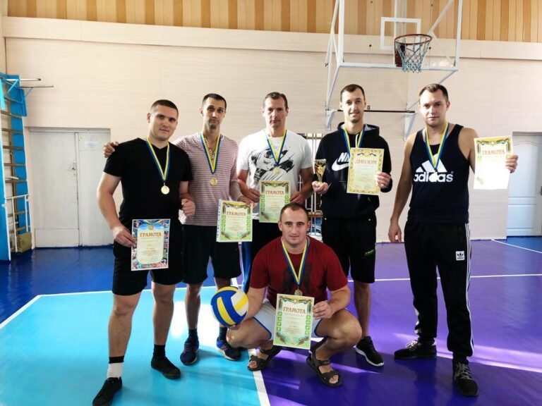 Юрій Гур з командою після перемоги у волейбольному турнірі — грамоти та медалі