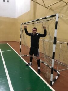 Юрій Гур у воротах футзального майданчика святкує переможний момент