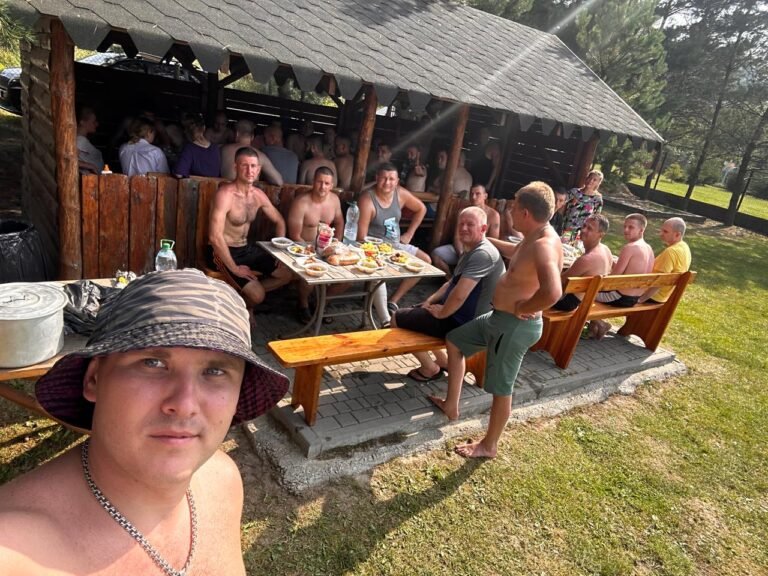 Юрій Гур з учасниками реабілітаційної спільноти під час спільного обіду в альтанці