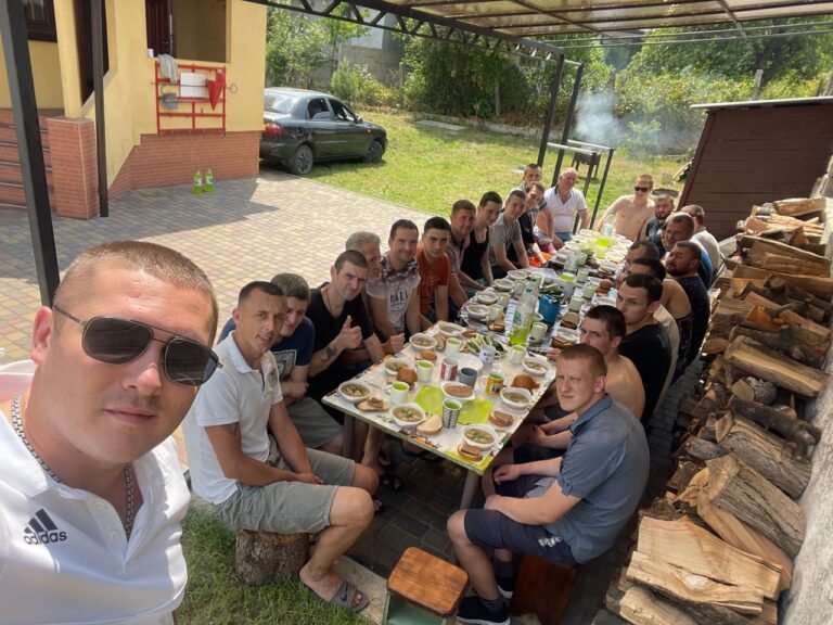 Юрій Гур з учасниками програми одужання під час спільної трапези на подвір'ї центру