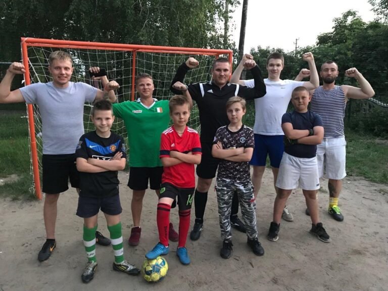 Юрій Гур з дітьми та молоддю громади на футбольному майданчику — робота з молоддю через спорт