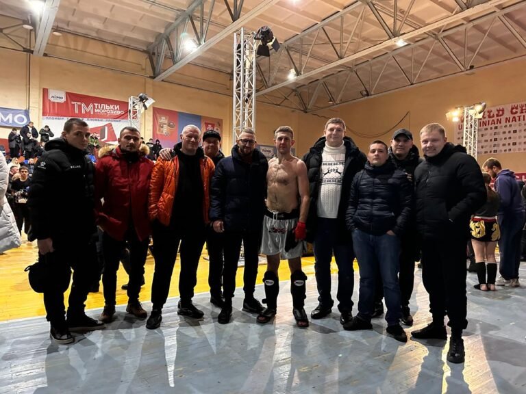 Юрій Гур з командою на спортивному заході з кікбоксингу — підтримка спортсменів